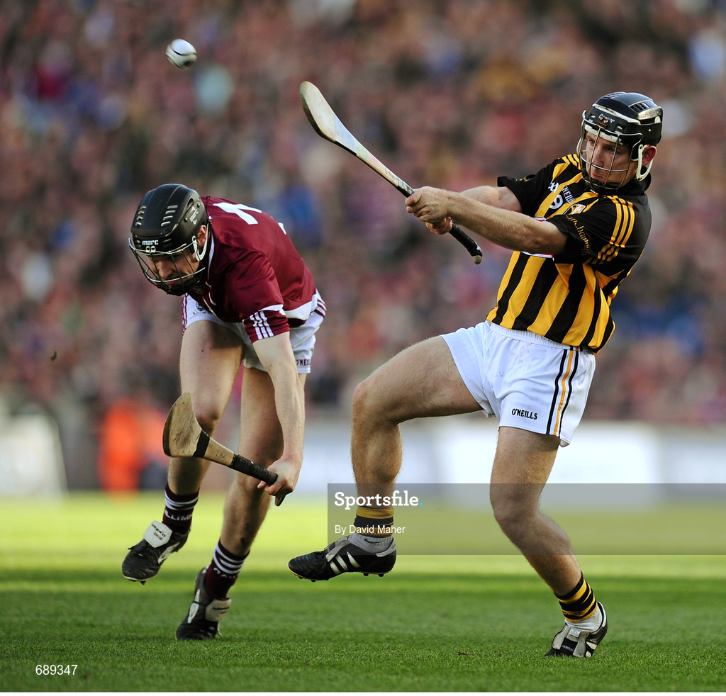 30 September 2012; Richie Hogan, Kilkenny, in action against Kevin Hynes, Galway. GAA Hurling All-Ireland Senior Championship Final Replay, Kilkenny v Galway, Croke Park, Dublin. Picture credit: David Maher / SPORTSFILE