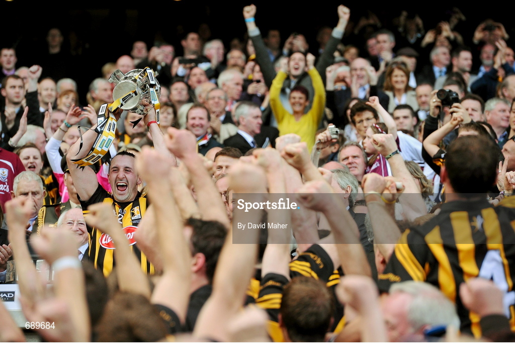 30 September 2012; Kilkenny captain Eoin Larkin lifts the Liam MacCarthy Cup. GAA Hurling All-Ireland Senior Championship Final Replay, Kilkenny v Galway, Croke Park, Dublin. Picture credit: David Maher / SPORTSFILE