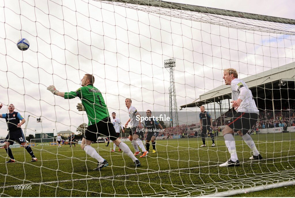 7 October 2012; Kenny Browne, far left, St. Patrick's Athletic, beats Dundalk goalkeeper Peter Cherrie to score his side's first goal. Dundalk v St Patrick’s Athletic, Oriel Park, Dundalk, Co. Louth.Picture credit: David Maher / SPORTSFILE