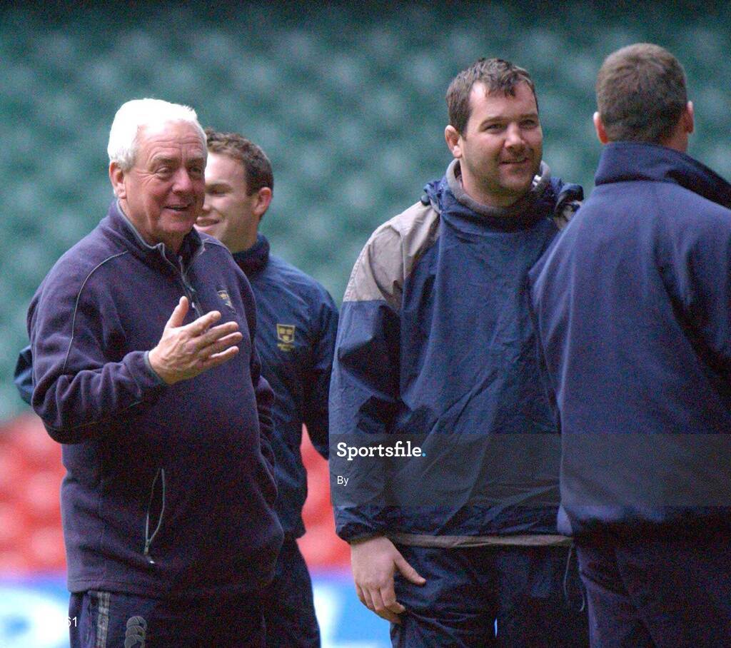 31 January 2003; Munster coach Alan Gaffney, left, with his players John Kelly ( partially hidden ) Anthony Foley and John O'Neill, right, pictured in The Millenium Stadium, Cardiff, Wales. Rugby. Picture credit; Matt Browne / SPORTSFILE   *EDI*