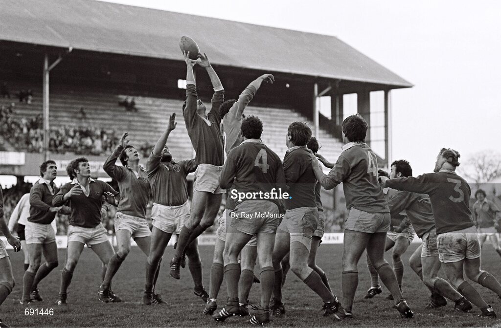 22 November 1980; Donal Spring, Munster, wins possession for his side in a line-out. Northern Bank Inter-Provincial Championship, Leinster v Munster, Lansdowne Road, Dublin. Picture credit: Ray McManus / SPORTSFILE