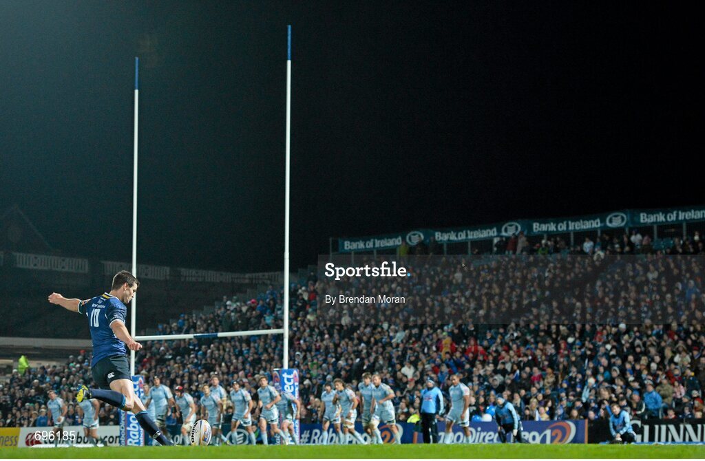 27 October 2012; Jonathan Sexton, Leinster, kicks a penalty against Cardiff Blues. Celtic League 2012/13, Round 7, Leinster v Cardiff Blues, RDS, Ballsbridge, Dublin. Picture credit: Brendan Moran / SPORTSFILE