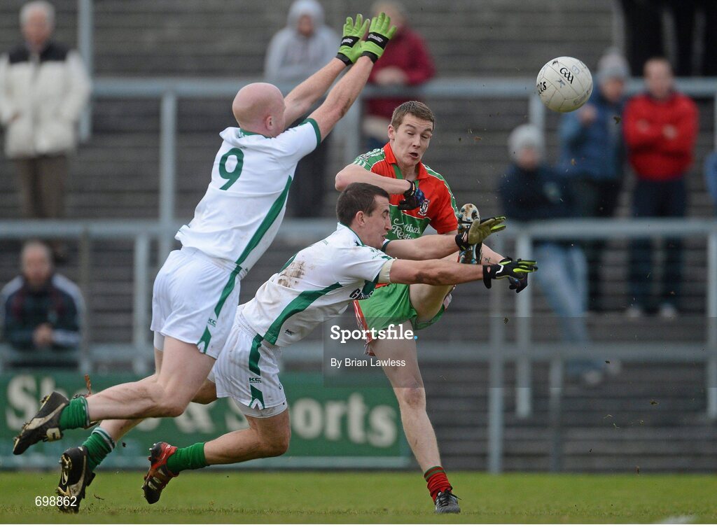 11 November 2012; Jason Whelan, Ballymun Kickhams, in action against Micheal Curley and Donal O'Donoghue, left, Mullingar Shamrocks. AIB Leinster GAA Football Senior Championship Quarter-Final, Mullingar Shamrocks, Westmeath v Ballymun Kickhams, Dublin, Cusack Park, Mullingar, Co. Westmeath. Picture credit: Brian Lawless / SPORTSFILE