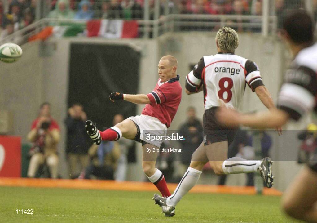 26 April 2003; Peter Stringer, Munster, in action against Christian Labit, Toulouse. Heineken European Cup Semi Final, Toulouse v Munster, Le Stadium de Toulouse, Toulouse, France. Rugby. Picture credit; Brendan Moran / SPORTSFILE *EDI*