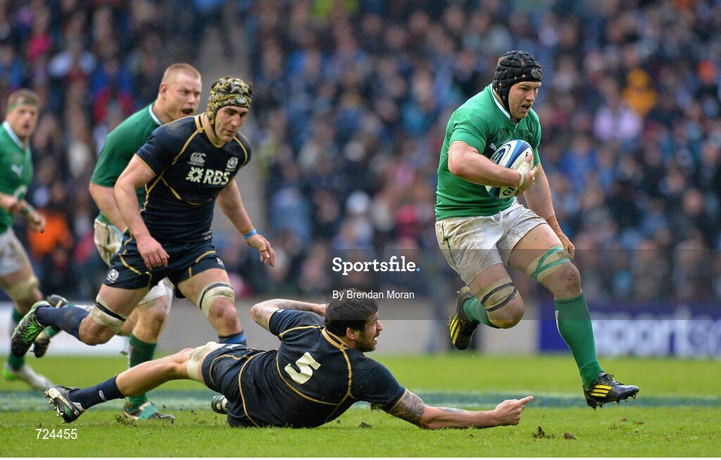 24 February 2013; Sean O'Brien, Ireland, races clear of Kelly Brown, left, and Jim Hamiltom, Scotland. RBS Six Nations Rugby Championship, Scotland v Ireland, Murrayfield Stadium, Edinburgh, Scotland. Picture credit: Brendan Moran / SPORTSFILE