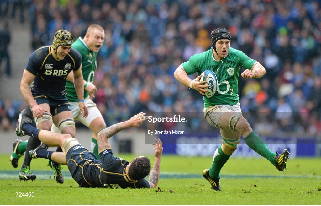 24 February 2013; Sean O'Brien, Ireland, races clear of Kelly Brown, left, and Jim Hamiltom, Scotland. RBS Six Nations Rugby Championship, Scotland v Ireland, Murrayfield Stadium, Edinburgh, Scotland. Picture credit: Brendan Moran / SPORTSFILE