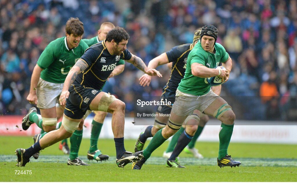 24 February 2013; Sean O'Brien, Ireland, races clear of Jim Hamilton, Scotland. RBS Six Nations Rugby Championship, Scotland v Ireland, Murrayfield Stadium, Edinburgh, Scotland. Picture credit: Brendan Moran / SPORTSFILE