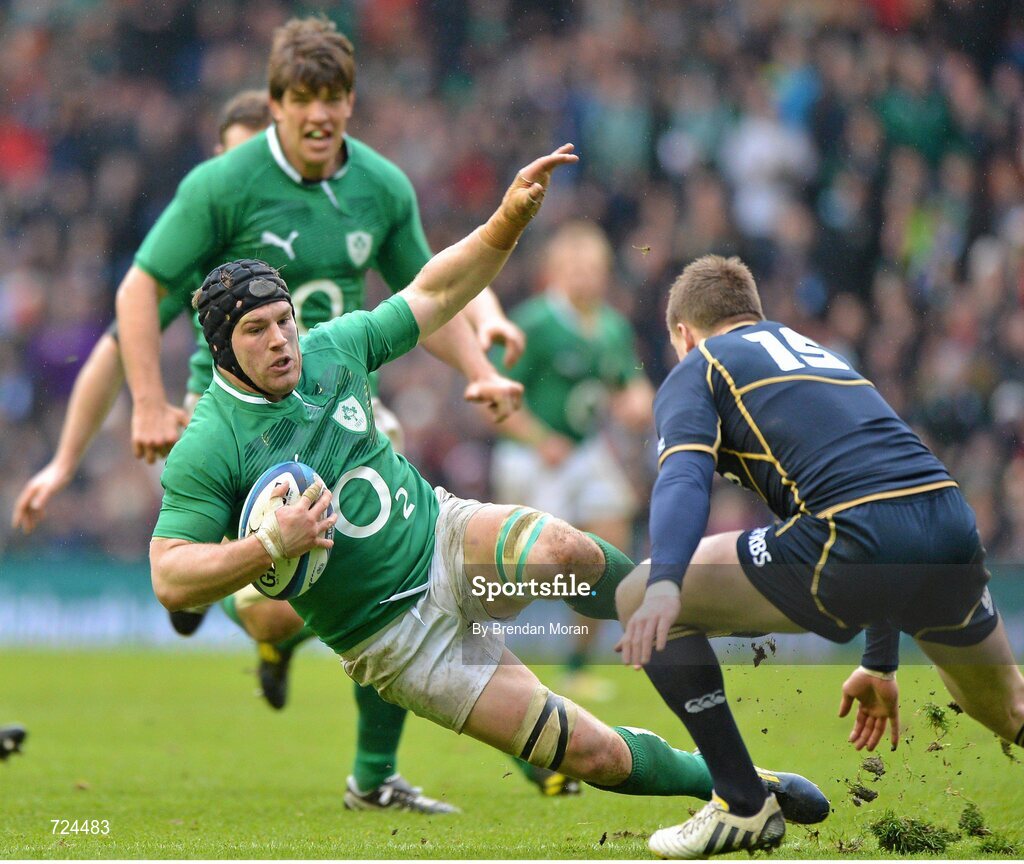24 February 2013; Sean O'Brien, Ireland, slips with only Stuart Hogg, Scotland, between O'Brien and the try line. RBS Six Nations Rugby Championship, Scotland v Ireland, Murrayfield Stadium, Edinburgh, Scotland. Picture credit: Brendan Moran / SPORTSFILE