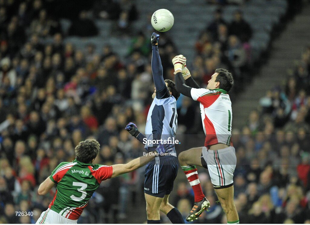 2 March 2013; Bernard Brogan, Dublin, gets to the ball ahead of Ger Cafferkey, left, and Kenneht O'Malley, to score a first half point. Allianz Football League, Division 1, Dublin v Mayo, Croke Park, Dublin. Picture credit: Dáire Brennan / SPORTSFILE