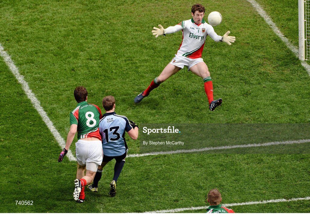 14 April 2013; Paul Mannion, Dublin, beats Mayo goalkeeper David Clarke to score his side's first goal. Allianz Football League, Division 1, Semi-Final, Dublin v Mayo, Croke Park, Dublin. Picture credit: Stephen McCarthy / SPORTSFILE