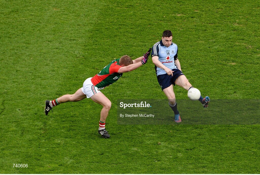 14 April 2013; Paddy Andrews, Dublin, in action against Kevin Keane, Mayo. Allianz Football League, Division 1, Semi-Final, Dublin v Mayo, Croke Park, Dublin. Picture credit: Stephen McCarthy / SPORTSFILE