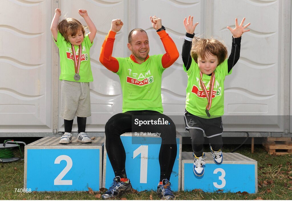 14 April 2013; SPAR team member Gerard O'Brien, from Malahide, Dublin, with his son Ross O'Brien, aged 4, left, and Levi Stafford, aged 3, from Malahide, after the SPAR Great Ireland Run 2013. Phoenix Park, Dublin. Picture credit: Pat Murphy / SPORTSFILE