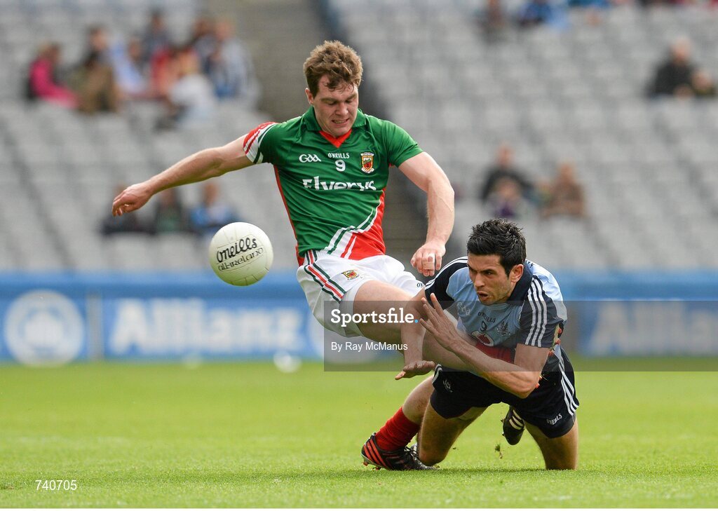 14 April 2013; Cian O'Sullivan, Dublin, in action against Seamus O'Shea, Mayo. Allianz Football League, Division 1, Semi-Final, Dublin v Mayo, Croke Park, Dublin. Picture credit: Ray McManus / SPORTSFILE