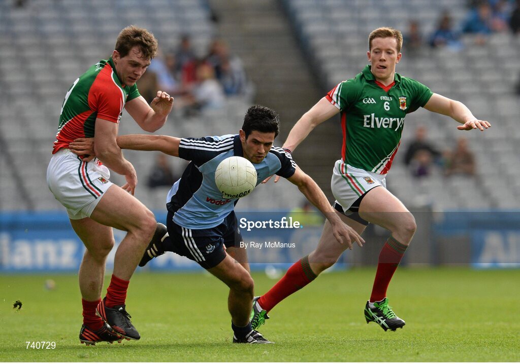 14 April 2013; Cian O'Sullivan, Dublin, in action against Seamus O'Shea, left, and Donal Vaughan, Mayo. Allianz Football League, Division 1, Semi-Final, Dublin v Mayo, Croke Park, Dublin. Picture credit: Ray McManus / SPORTSFILE