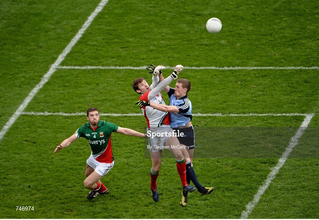 14 April 2013; Paul Mannion, Dublin, in action against Mayo goalkeeper David Clarke and Chris Barrett. Allianz Football League, Division 1, Semi-Final, Dublin v Mayo, Croke Park, Dublin. Picture credit: Stephen McCarthy / SPORTSFILE