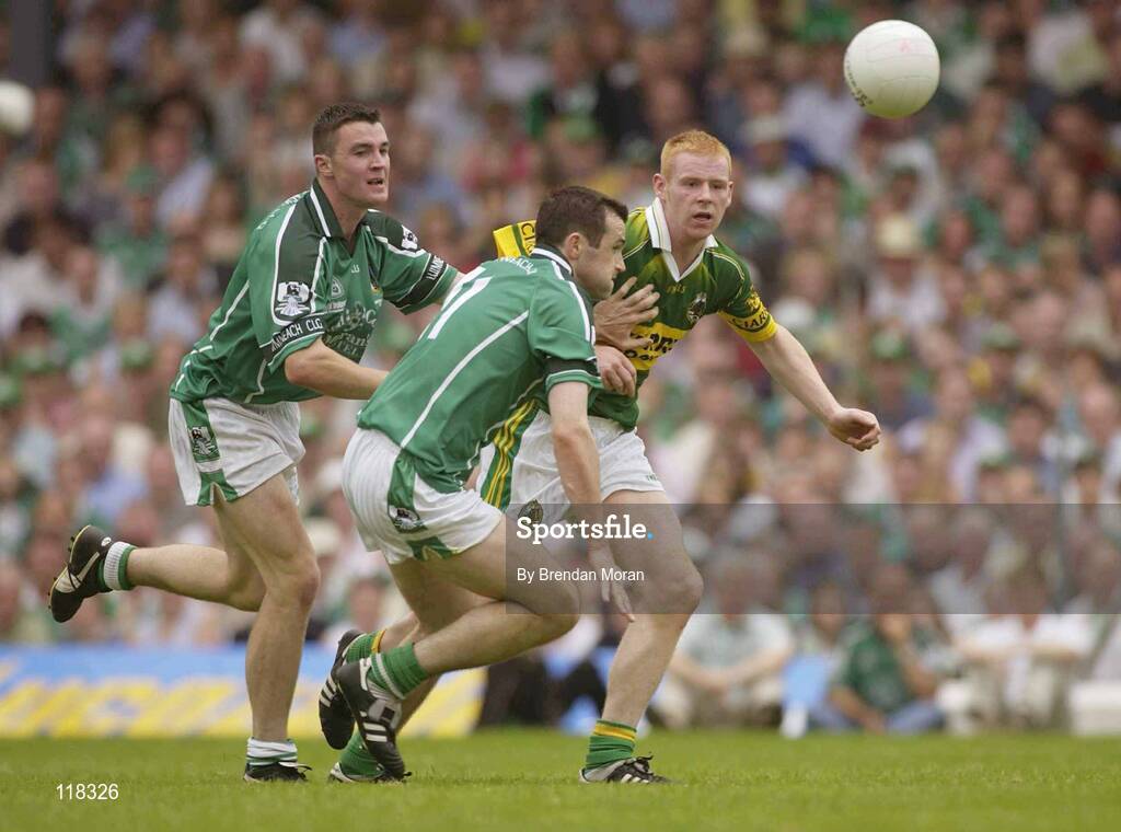 13 July 2003; Seamus Scanlon, Kerry, in action against Limerick's Stephen Lucey (6) and Muiris Gavin. Bank of Ireland Munster Senior Football Final, Kerry v Limerick, Fitzgerald Stadium, Killarney, Co Kerry. Picture credit; Brendan Moran / SPORTSFILE *EDI*