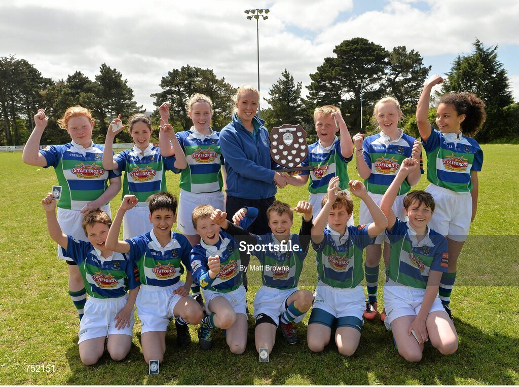 22 May 2013; Tracey Nolan, from Kelly's Resort Hotel & Spa, presents pupils from the Gorey Central National School, Gorey, Co Wexford, with the Kelly's Resort Hotel & Spa Shield. Leinster Rugby County Nations Blitz, Wexford Wonderers RFC, Wexford. Picture credit: Matt Browne / SPORTSFILE