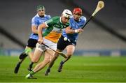 27 January 2018; Conor Mahon of Offaly gets past Bill O’Carroll and Tomás Connolly, behind, of Dublin during the Allianz Hurling League Division 1B Round 1 match between Dublin and Offaly at Croke Park in Dublin. Photo by Piaras Ó Mídheach/Sportsfile