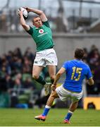10 February 2018; Keith Earls of Ireland catches a crossfield kick ahead of Matteo Minozzi of Italy during the Six Nations Rugby Championship match between Ireland and Italy at the Aviva Stadium in Dublin. Photo by David Fitzgerald/Sportsfile