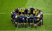 1 April 2018; Jonathan Sexton of Leinster gives a team talk to his teammates ahead of the European Rugby Champions Cup quarter-final match between Leinster and Saracens at the Aviva Stadium in Dublin. Photo by Sam Barnes/Sportsfile