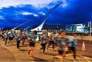 22 April 2018; Participants make their way past the Samuel Beckett Bridge during the KBC Night Run on North Wall Quay in Dublin. Photo by David Fitzerald/Sportsfile