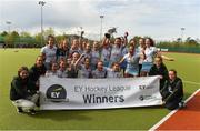 28 April 2018; UCD captain Deirdre Duke and her team-mates celebrate with the cup after the Women's EY Hockey League match between UCD and Monkstown at UCD in Belfield, Dublin. Photo by Piaras Ó Mídheach/Sportsfile