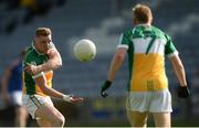 13 May 2018; Gerry Spollen of Offaly handpasses to team-mate Niall Darby during the Leinster GAA Football Senior Championship Preliminary Round match between Offaly and Wicklow at O'Moore Park in Laois. Photo by Piaras Ó Mídheach/Sportsfile