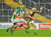 20 May 2018; Richie Leahy of Kilkenny in action against Joe Bergin, left, and Colin Egan of Offaly during the Leinster GAA Hurling Senior Championship Round 2 match between Kilkenny and Offaly at Nowlan Park in Kilkenny. Photo by Piaras Ó Mídheach/Sportsfile