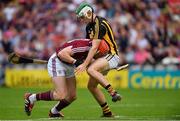 27 May 2018; Conor Whelan of Galway in action against Paddy Deegan of Kilkenny during the Leinster GAA Hurling Senior Championship Round 3 match between Galway and Kilkenny at Pearse Stadium in Galway. Photo by Piaras Ó Mídheach/Sportsfile