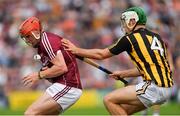 27 May 2018; Conor Whelan of Galway gathers possession ahead of Paddy Deegan of Kilkenny despite losing his hurley during the Leinster GAA Hurling Senior Championship Round 3 match between Galway and Kilkenny at Pearse Stadium in Galway. Photo by Piaras Ó Mídheach/Sportsfile