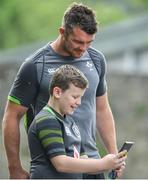 31 May 2018; Peter O'Mahony with 9 year old Ireland supporter Daniel Hall, from Rathmines, Dublin, during Ireland squad training at Carton House in Maynooth, Co. Kildare. Photo by Ramsey Cardy/Sportsfile