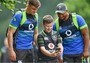 31 May 2018; Garry Ringrose, left, and Bundee Aki with 9 year old Ireland supporter Daniel Hall, from Rathmines, Dublin, during Ireland squad training at Carton House in Maynooth, Co. Kildare. Photo by Ramsey Cardy/Sportsfile