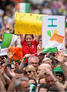 6 August 2018; Ireland supporters during their homecoming at Dame Street in Dublin after finishing second in the Women’s Hockey World Cup in London, England. Photo by Ramsey Cardy/Sportsfile