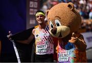 12 August 2018; Koen Naert of Belgium celebrates with Berlino the Mascot after winning the Men's Marathon event during Day 6 of the 2018 European Athletics Championships in Berlin, Germany. Photo by Sam Barnes/Sportsfile