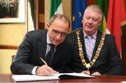 16 August 2018; Republic of Ireland manager Martin O'Neill, left, with Cllr. Mick Finn, Lord Mayor of Cork, at a reception hosted by the Lord Mayor of Cork for a FAI Delegation at City Hall in Cork. Photo by Stephen McCarthy/Sportsfile