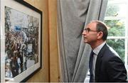 16 August 2018; Republic of Ireland manager Martin O'Neill views a photograph of John F Kennedy's visit to Cork in the Lord Mayor's Chambers during a reception hosted by the Lord Mayor of Cork for a FAI Delegation at City Hall in Cork. Photo by Stephen McCarthy/Sportsfile