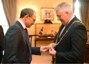 16 August 2018; Republic of Ireland manager Martin O'Neill and Cllr. Mick Finn, Lord Mayor of Cork, at a reception hosted by the Lord Mayor of Cork for a FAI Delegation at City Hall in Cork. Photo by Stephen McCarthy/Sportsfile