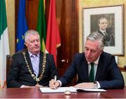 16 August 2018; John Delaney, CEO, Football Association of Ireland, signs the visitors book in the company of Cllr. Mick Finn, Lord Mayor of Cork, at a reception hosted by the Lord Mayor of Cork for a FAI Delegation at City Hall in Cork. Photo by Stephen McCarthy/Sportsfile