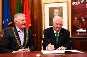 16 August 2018; FAI President Tony Fitzgerald signs the visitors book with Cllr. Mick Finn, Lord Mayor of Cork, at a reception hosted by the Lord Mayor of Cork for a FAI Delegation at City Hall in Cork. Photo by Stephen McCarthy/Sportsfile