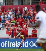 1 September 2018; JJ Hanrahan of Munster kicks a conversion during the Guinness PRO14 Round 1 match between Munster and Toyota Cheetahs at Thomond Park in Limerick. Photo by Diarmuid Greene/Sportsfile