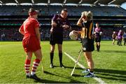 9 September 2018; Referee Eamon Cassidy with team captains Aoife Murray of Cork and Shelly Farrell of Kilkenny during the coin toss before the Liberty Insurance All-Ireland Senior Camogie Championship Final match between Cork and Kilkenny at Croke Park in Dublin. Photo by Piaras Ó Mídheach/Sportsfile