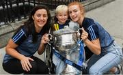 17 September 2018; Rían Sheridan, age 5, from Athenry in Galway, with Dublin footballers Lyndsey Davey, left, and Lauren Magee with the Brendan Martin Cup during the TG4 All-Ireland Senior Ladies Football Champions visit Temple Street Children's University Hospital in Dublin. Photo by Piaras Ó Mídheach/Sportsfile