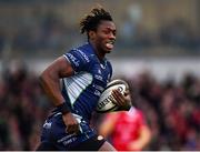 22 September 2018; Niyi Adeolokun of Connacht on his way to score his side's third try during the Guinness PRO14 Round 4 match between Connacht and Scarlets at the Sportsground in Galway. Photo by Seb Daly/Sportsfile