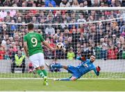 25 September 2018; Kevin Doyle of Republic of Ireland & Celtic Legends scores a penalty, during a shoot out, past Manchester United Legends goalkeeper Mark McNulty during the Liam Miller Memorial match between Manchester United Legends and Republic of Ireland & Celtic Legends at Páirc Uí Chaoimh in Cork. Photo by Stephen McCarthy/Sportsfile