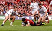 20 October 2018; Joey Carbery of Munster scores his side's third try despite the efforts of Callum Braley, left, and Mark Atkinson of Gloucester during the Heineken Champions Cup Pool 2 Round 2 match between Munster and Gloucester at Thomond Park in Limerick. Photo by Diarmuid Greene/Sportsfile
