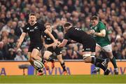 17 November 2018; Kieran Read of New Zealand knocks on after blocking down a clearance by Jacob Stockdale of Ireland during the Guinness Series International match between Ireland and New Zealand at the Aviva Stadium in Dublin. Photo by Brendan Moran/Sportsfile