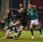 17 November 2018; Beauden Barrett of New Zealand in action against Keith Earls, left, and Rob Kearney of Ireland during the Guinness Series International match between Ireland and New Zealand at the Aviva Stadium in Dublin. Photo by David Fitzgerald/Sportsfile