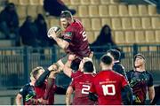 25 November 2018; Darren O’Shea of Munster Rugby wins possession in a line out during the Guinness Pro14 Round 9 game between Zebre Rugby Club and Munster Rugby at Stadio Lanfranchi in Parma, Italy. Photo by Roberto Bregani/Sportsfile