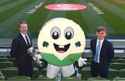 4 April 2019; Republic of Ireland manager Colin O'Brien, left, and Republic of Ireland U17 captain Séamas Keogh, right, with mascot Barry the Bodhran following the 2019 UEFA European Under-17 Championship Finals Draw at the Aviva Stadium in Dublin. Photo by Stephen McCarthy/Sportsfile