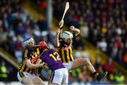 15 June 2019; Pádraig Walsh of Kilkenny gathers possession ahead of team-mate Huw Lawlor and Paul Morris of Wexford during the Leinster GAA Hurling Senior Championship Round 5 match between Wexford and Kilkenny at Innovate Wexford Park in Wexford. Photo by Piaras Ó Mídheach/Sportsfile
